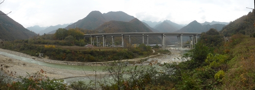 The expressway flying through the Bao river valley on the way down from Taibai to Hanzhong