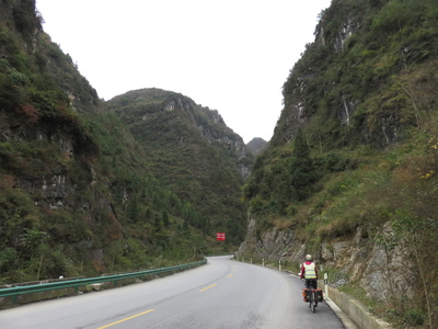 Steep gorge on the way up to Wuding Pass (五丁关) between Mianxian and Ningqiang