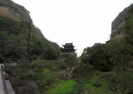 Jianmenguan pavilion, in the middle of the pass, with steep cliffs rising up on both sides