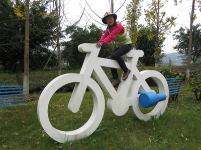 Hannah's upgrading her bicycle to this one we found beside the bicycle lane along the Chishui river!
