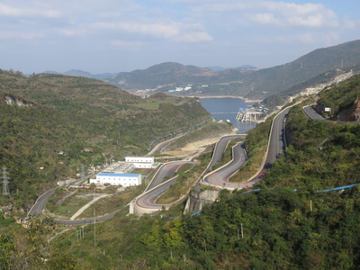 Serpentine road just after the Hongjiadu hydropower dam, with Lake Zhiga Alu in the background, on the way from Qianxi to Zhijin cave