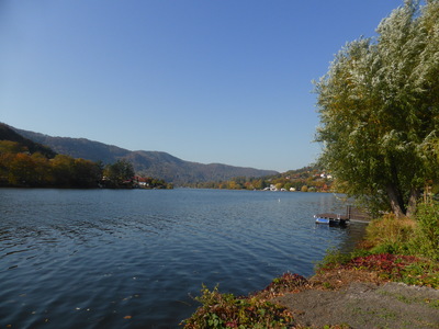 The water level upstream of the Masaryk sluices were much higher and seemed to be kept at a constant level, allowing roads and buildings to be built very close to the water level