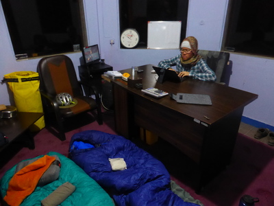 While looking for a place to camp, we were invited to sleep in the office at the guardhouse of the Saravan forest park. Since we were in an office, we had to work too...