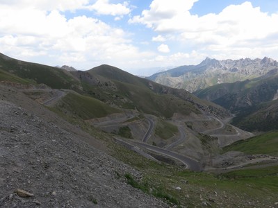 The impressive serpentine road down from the Taldyk pass (3615m) towards Gul'cha