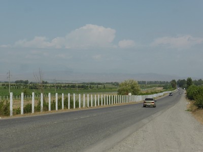 The border between Kyrgyzstan and Uzbekistan runs right next to the road for a few kms on the way to Shamaldy-Say, at the edge of the Fergana Valley