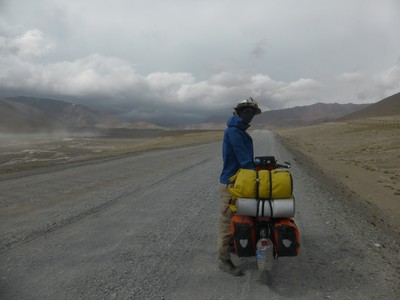 As we descended into the Markansu valley between the Uy-Bulak and Kyzyl-Art passes in the afternoon, incredibly strong headwinds/sidewinds started picking up and gaining in strength up to (we estimate) ~60-70km/h, blowing up dust storms and pushing dark clouds over the mountains towards us. We could no longer cycle in the terrible weather, and could only push on, looking for a slightly more sheltered place to set up camp and hide from the storm.