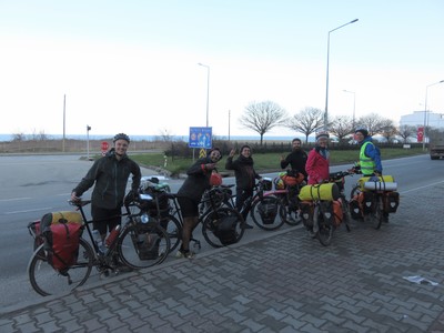 Just when we were about to leave Ordu, we met a group of three French cyclists, who are going to China on a route similar to ours. They in turn had just met a Norwegian cyclist who decided to join them on the way to Georgia. We cycled together for the rest of the day until we reached our host's place in Giresun.