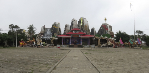 Quite the elaborate nativity scene at the Pilgramage Centre of Cua Bang at Ba Lang parish, on the way from Thanh Hoa to Vinh, complete with the Three Kings (on camels), Santa Claus, and a couple of penguins (??)